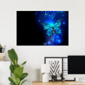 Morpho Butterfly in de donkere achtergrond Poster (Thuiskantoor)