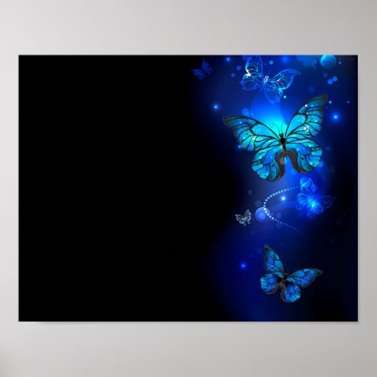 Morpho Butterfly in de donkere achtergrond Poster (Voorkant)