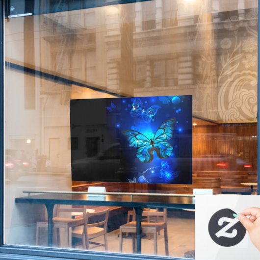 Morpho Butterfly in de donkere achtergrond Raamsticker (Cafe Raam)