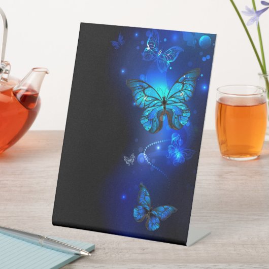 Morpho Butterfly in de donkere achtergrond Reclamebord Met Voetstuk (Insitu)