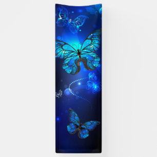 Morpho Butterfly in de donkere achtergrond Spandoek