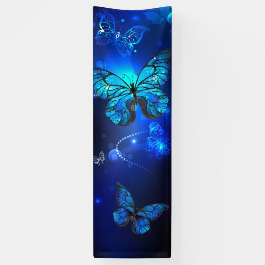 Morpho Butterfly in de donkere achtergrond Spandoek (Verticaal)