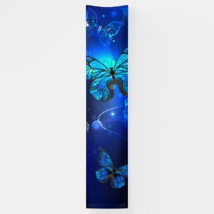Morpho Butterfly in de donkere achtergrond Spandoek