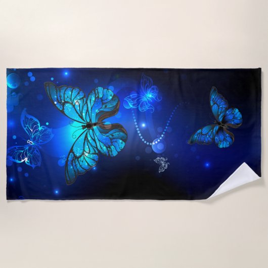 Morpho Butterfly in de donkere achtergrond Strandlaken (Voorkant)