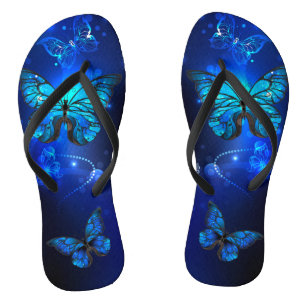 Morpho Butterfly in de donkere achtergrond Teenslippers