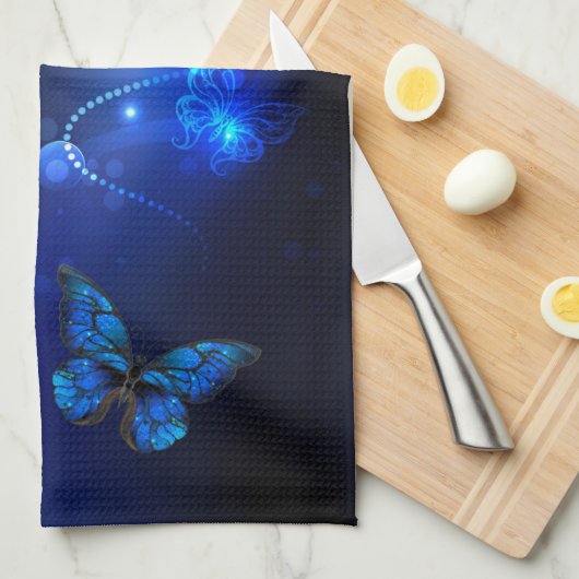 Morpho Butterfly in de donkere achtergrond Theedoek (Quarter Fold)