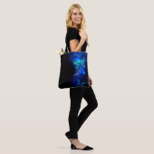 Morpho Butterfly in de donkere achtergrond Tote Bag (Op model)