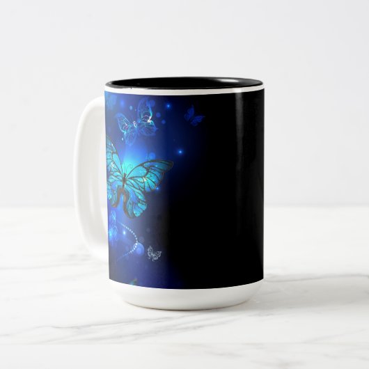 Morpho Butterfly in de donkere achtergrond Tweekleurige Koffiemok (Voorkant links)