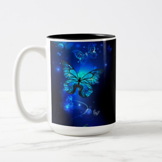 Morpho Butterfly in de donkere achtergrond Tweekleurige Koffiemok (Links)