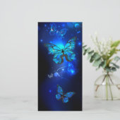 Morpho Butterfly in the Dark Background Aankondiging (Staand voorkant)
