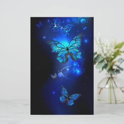 Morpho Butterfly in the Dark Background Briefpapier (Staand voorkant)