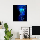 Morpho Vlinder in de Donkere Achtergrond Poster (Thuiskantoor)