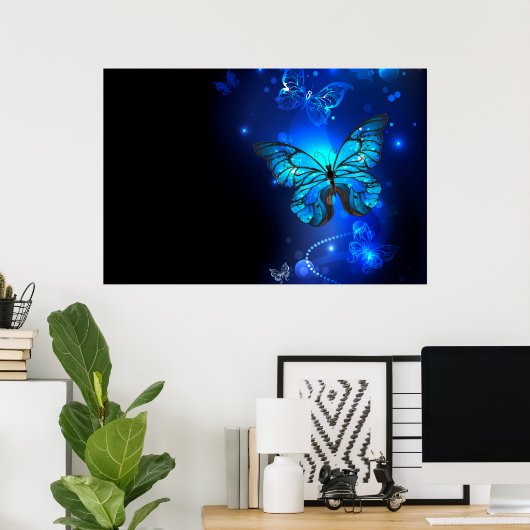 Morpho Vlinder in de Donkere Achtergrond Poster (Thuiskantoor)