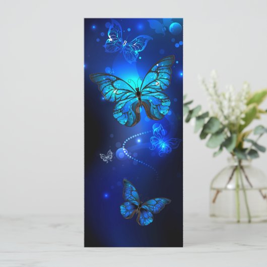 Morpho Vlinder in de Donkere Achtergrond Save The Date (Staand voorkant)