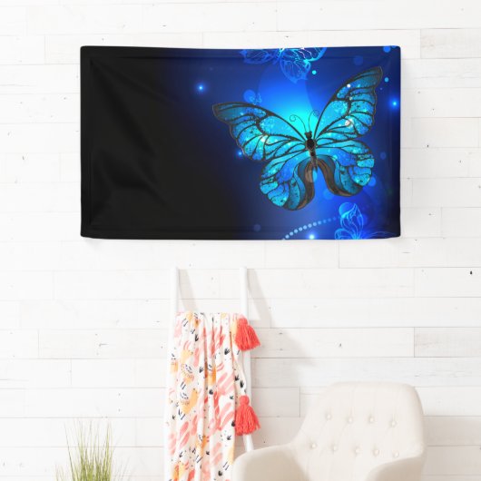 Morpho Vlinder in de Donkere Achtergrond Spandoek (Insitu)