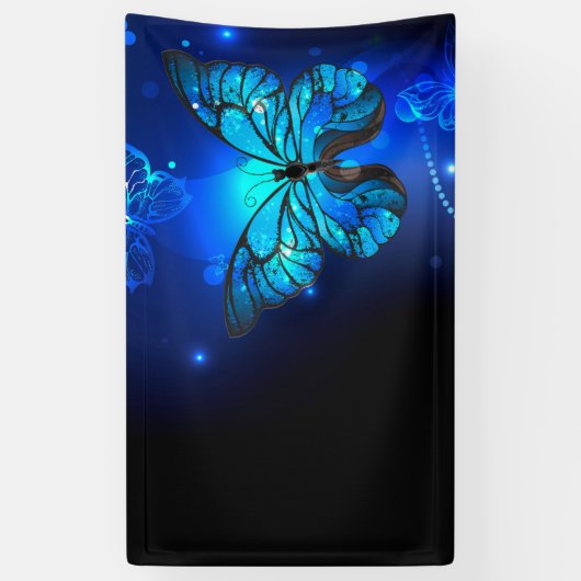 Morpho Vlinder in de Donkere Achtergrond Spandoek (Verticaal)