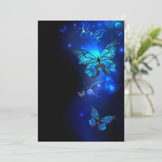 Morpho Vlinder op Donkere Achtergrond Kaart (Staand voorkant)