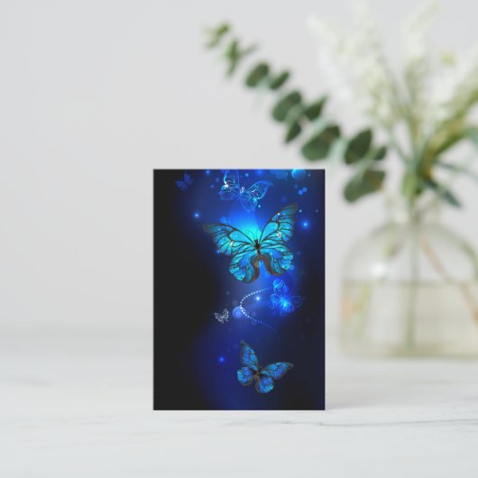 Morpho Vlinder op Donkere Achtergrond Klantenkaartje (Staand voorkant)
