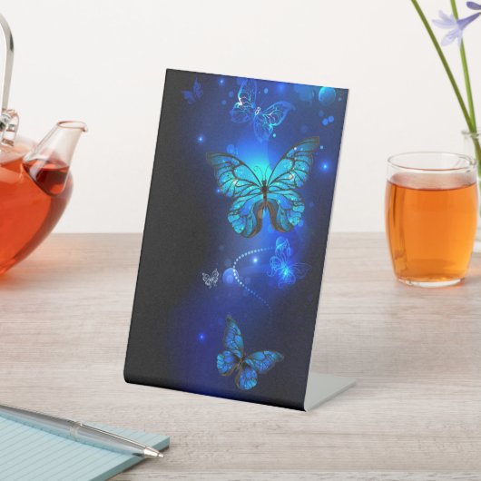 Morpho Vlinder op Donkere Achtergrond Reclamebord Met Voetstuk (Insitu)
