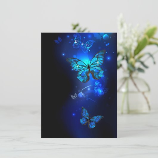 Morpho Vlinder op Donkere Achtergrond Save The Date (Staand voorkant)