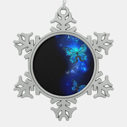 Morpho Vlinder op Donkere Achtergrond Tin Sneeuwvlok Ornament (Voorkant)