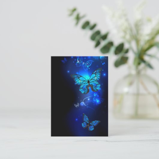 Morpho Vlinder op Donkere Achtergrond Visitekaartje (Staand voorkant)