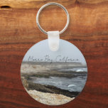 Morro Bay California Coastal Photography Sleutelhanger<br><div class="desc">A foggy overcast day in Morro Bay California with the ocean waves hitting the rocks on the shore in this beach photograph souvenir. This seaside travel photo keepsake keychain features black cursive script above the beach rocks and grey sky.</div>