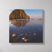 Morro Rock reflecterend in natte zand Canvas Afdruk (Voorkant)
