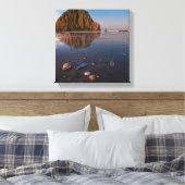 Morro Rock reflecterend in natte zand Canvas Afdruk (Insitu (Slaapkamer))