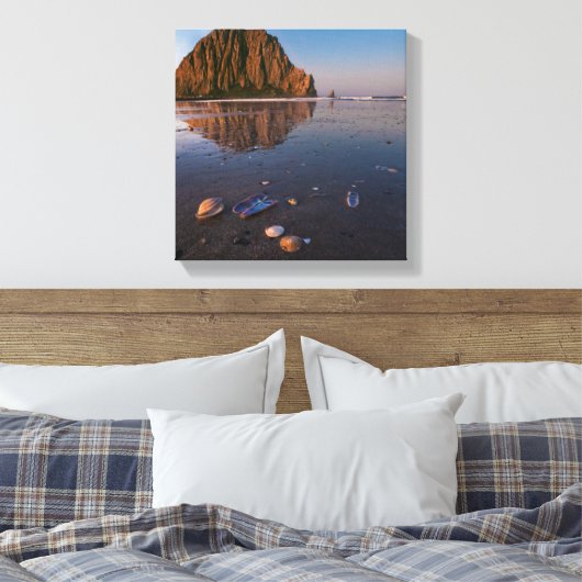 Morro Rock reflecterend in natte zand Canvas Afdruk (Insitu (Slaapkamer))