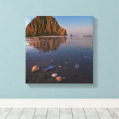 Morro Rock weerkaatst in nat zand Canvas Afdruk (Insitu (Houten vloer))