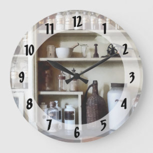 Mortar en Pestle en flessen op planken Grote Klok