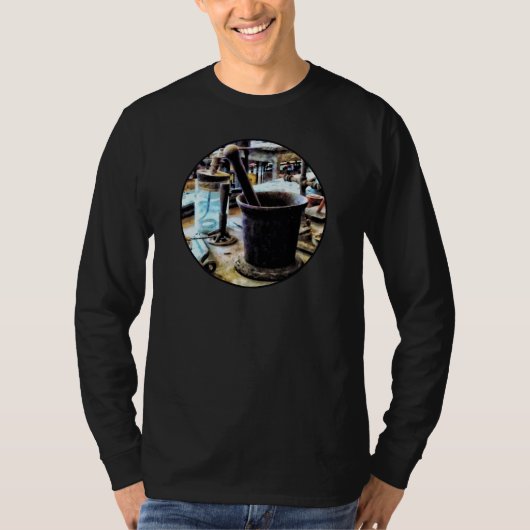 Mortar en Pestle in Chem Lab T-shirt (Voorkant)
