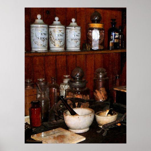 Mortar en Pestle in Drug Store Poster (Voorkant)