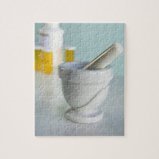 Mortar en pestle, pil flessen op achtergrond legpuzzel (Verticaal)