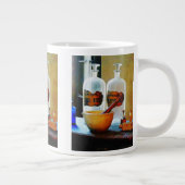 Mortar en stamper met flessen grote koffiekop (Rechts)