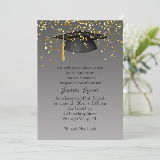 Mortar, gouden confetti op grijs Afstuderen Aankondiging (Staand voorkant)