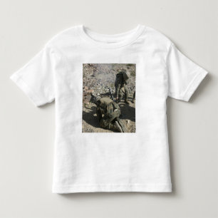 Mortarmen bedekken hun oren en doen hun ogen afzie kinder shirts