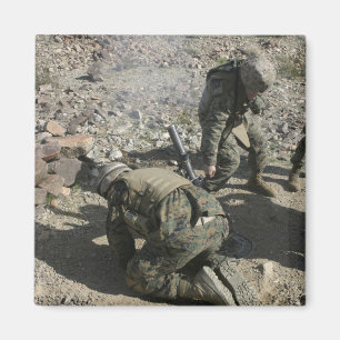 Mortarmen bedekken hun oren en doen hun ogen afzie magneet