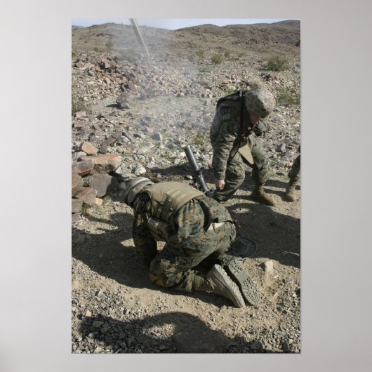 Mortarmen bedekken hun oren en doen hun ogen afzie poster (Voorkant)