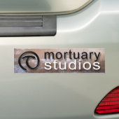 Mortuary Studios bumper sticker (Op auto)