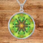 Mosaic Kaleidoscope Flower Green and Oranje Sterling Zilver Ketting<br><div class="desc">Dit mozaïekkaleidoscoopontwerp biedt prachtige groene en oranje tegels. Een levendig geometrisch ontwerp geïnspireerd door fractals,  mandala's en gekleurde glazen mozaïeken. Haal nu dit mooie trippy ontwerp en voeg wat roebelkleurige kleuren toe aan je leven!</div>
