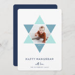 Mosaic Star | Hanukkah-foto Feestdagenkaart<br><div class="desc">De elegante en moderne Hanukkah-fotokaart bevat een favoriete foto in een ster van David die is voorzien van heldere tinten blauw voor een uniek mozaïekeffect op een witte achtergrond. "Happy Hanukkah" staat onder in moderne,  schone witte letters. Personaliseer met uw namen langs de bodem.</div>