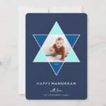 Mosaic Star | Hanukkah-foto Feestdagenkaart<br><div class="desc">De elegante en moderne Hanukkah-fotokaart bevat een favoriete foto in een Star van David die voorzien is van felle tinten blauw voor een uniek mozaïekeffect,  op een rijke marine achtergrond. "Happy Hanukkah" staat onder in moderne,  schone witte letters. Personaliseer met uw namen langs de bodem.</div>