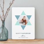 Mosaic Star | Hanukkah-foto Feestdagenkaart<br><div class="desc">De elegante en moderne Hanukkah-fotokaart bevat een favoriete foto in een ster van David die is voorzien van heldere tinten blauw voor een uniek mozaïekeffect op een witte achtergrond. "Happy Hanukkah" staat onder in moderne,  schone witte letters. Personaliseer met uw namen langs de bodem.</div>