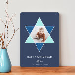 Mosaic Star | Hanukkah-foto Feestdagenkaart<br><div class="desc">De elegante en moderne Hanukkah-fotokaart bevat een favoriete foto in een Star van David die voorzien is van felle tinten blauw voor een uniek mozaïekeffect,  op een rijke marine achtergrond. "Happy Hanukkah" staat onder in moderne,  schone witte letters. Personaliseer met uw namen langs de bodem.</div>