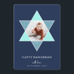 Mosaic Star | Hanukkah-fotokaart Feestdagenkaart<br><div class="desc">De elegante en moderne Hanukkah-fotokaart bevat een favoriete foto in een Star van David die voorzien is van felle tinten blauw voor een uniek mozaïekeffect, op een rijke marine achtergrond. "Happy Hanukkah" staat onder in moderne, schone, witte en bleke grijze letters. Pas met uw namen langs de bodem aan, en...</div>