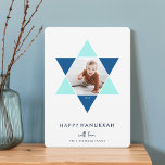 Mosaic Star | Hanukkah Photo Holiday Feestdagenkaart<br><div class="desc">De elegante en moderne Hanukkah-fotokaart bevat een favoriete foto in een ster van David die is voorzien van heldere tinten blauw voor een uniek mozaïekeffect op een witte achtergrond. "Happy Hanukkah" staat onder in moderne,  schone witte letters. Personaliseer met uw namen langs de bodem.</div>