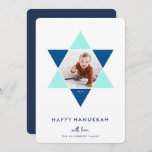 Mosaic Star | Hanukkah Photo Holiday Feestdagenkaart<br><div class="desc">De elegante en moderne Hanukkah-fotokaart bevat een favoriete foto in een ster van David die is voorzien van heldere tinten blauw voor een uniek mozaïekeffect op een witte achtergrond. "Happy Hanukkah" staat onder in moderne,  schone witte letters. Personaliseer met uw namen langs de bodem.</div>