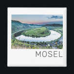 Moselle Calmont Loop Bremm Magneet<br><div class="desc">Moezel rivier Calmont zonsondergang met Rijnland Palts Moezel loop panorama vallei souvenir voor rivier en Bremm vakantiegangers. De Moezel in Duitsland is een bekend wijngebied De rivier is beroemd om zijn Moezel lussen en meanders. Mosel kunstwerk voor Moseltal liefhebbers en wijnliefhebbers. Moezel Calmont met Bremm Moezel Loop Rijnland Palts panorama...</div>